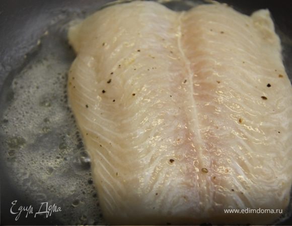 12. Капаем в холодную сковородку немного кунжутного масла(рафинированного) и укладываем пангасиуса, накрываем крышкой. Рыба должна приготовиться в собственном соку в течении 10 минут, на небольшом огне. Переворачиваем через 5 минут, и вливаем остатки маринада. Рыба готовится быстро. 10 минут вполне достаточно!