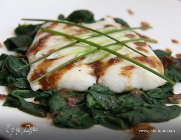 13. Выкладываем на шпинат, или рядом, поливаем остатками соуса и украшаем на свой вкус!