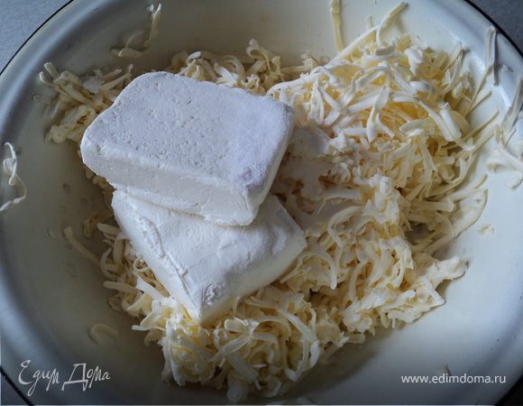 добавить творог,соль и соду