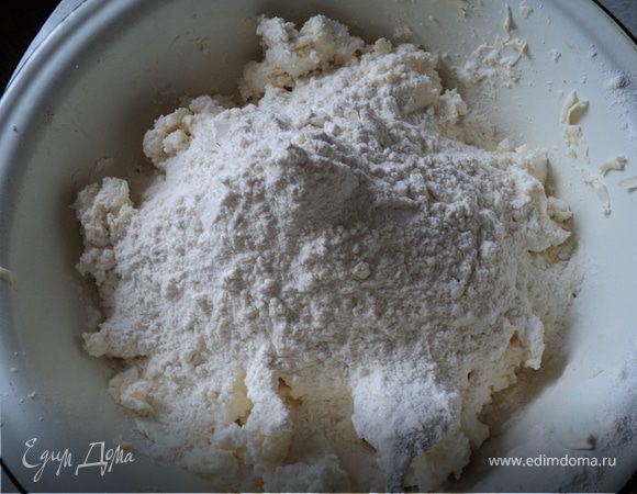 в уже перетертый с творогом маргарин добавить муку