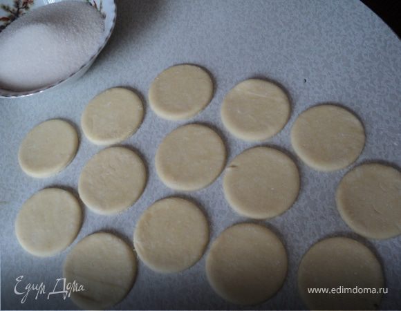 полученное тесто раскатать толщиной 3-5мм и вырезать круглой формой(я использую граненый стакан)