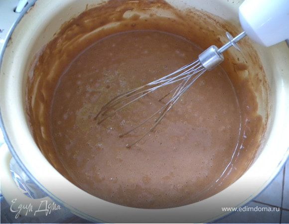 Готовим тесто. В кислое молоко добавляем соду и уксус, цедру, перемешиваем и отставляем в сторону. Яйца взбиваем с сахаром до полного растворения сахара (10 минут).
Муку просеиваем с какао. Все продукты соединяем вместе. (В этот раз я масло не положила).