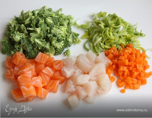 1. Наливаем в кастрюлю 500 мл. воды и ставим на огонь. 2. Режем рыбу на небольшие кубики, не более 1 см, и морковь не боле 0,5 см. Брокколи режем так, как на фото, кочерыжка в этом супе будет не к месту, и нарезаем порей полукольцами.