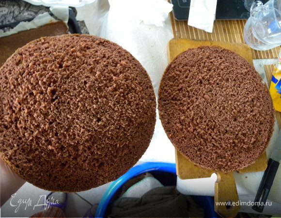 Корж разделяем  на 2 половины. Я это делаю зубной ниткой (флосом), можно струной или ножом. Просто ниткой ровнее.