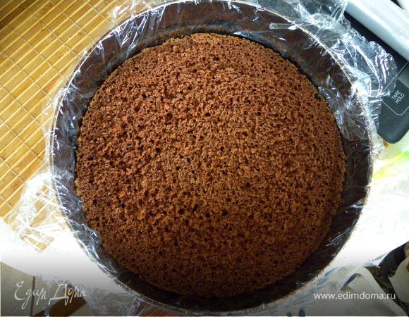 Если у вас есть разъемная форма - хорошо. Если нет, берем обыкновенную и выстилаем ее пищевой пленкой. Кладем на низ половинку коржа (дном ко дну).