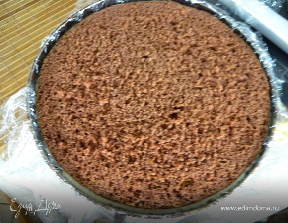 Накрываем второй половиной коржа срезом вверх (если разъемная форма - срезов внутрь). Отправляем в холодильник минимум на 3 часа.