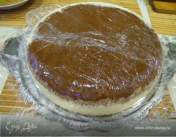 Достаем торт из формы перевернув его на блюдо (если разъемная просто снимаем обод). 