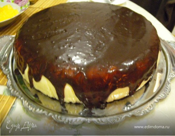 Помадка: на водяной бане смешиваем все продукты (я делала двойную дозу). Охлаждаем до комнатной температуры и ставим в холодильник. Когда она станет как паста - намазываем на торт (только верх, но дать "стекать" на бока.