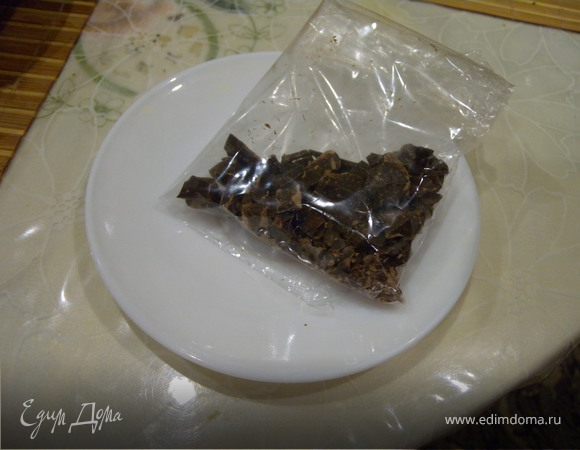 20 г шоколада кладем в плотный пакетик и ставим в микроволновку 
(или в опускаем кипяток) чтобы растаял. Отрезаем носик пакетика (буквально миллиметр. Рисуем на апельсиновых дольках, и по периметру торта розочки.