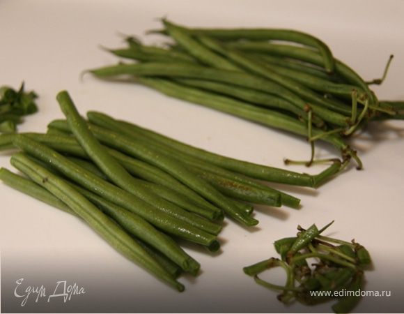 Срезаем с концов фасоли хвостики и бросаем в кипящую воду и варим 4-5 минут.