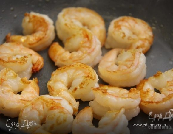 Очищаем креветки и обжариваем на кунжутном масле с двух сторон. Не пережаривайте креветки, иначе они будут сухими и резиновыми.