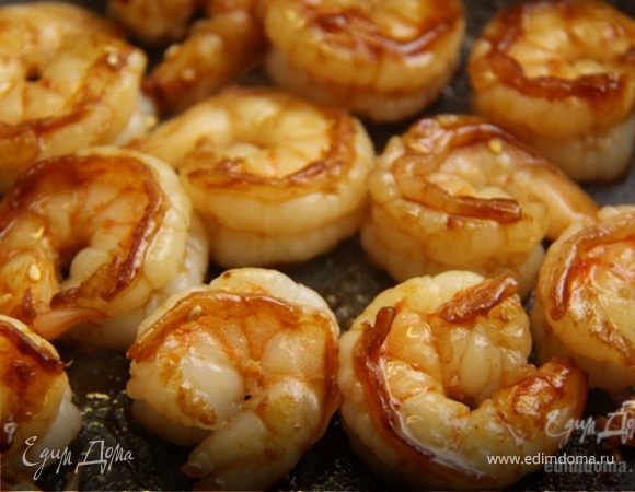 Убираем с плиты сковородку или вок, и вливаем по столовой ложке мирин и соевый соус (для готовки я обычно использую Tamari Soy Souce). И всё быстро перемешиваем.