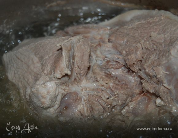 Для начала проделываем все то же, что и в рецепте http://www.edimdoma.ru/recipes/15618, т.к. по сути дела это окорок, только с другими ингредиентами. Окорок сварили и достали из кастрюли, чтоб он немного остыл. Духовку ставим на прогрев до 200 градусов.