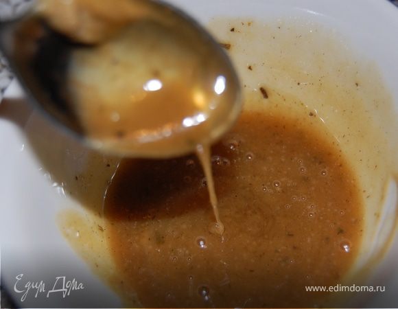 Тем временем займемся соусом. Смешаем жидкий мёд с горчицей. У меня горчица своя, там уже добавлены пряности, у кого покупная горчица – можете добавить приправы на свое усмотрение.