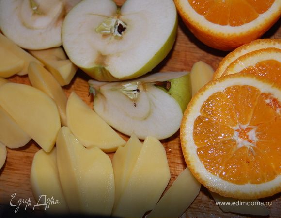 Яблоки освобождаем от сердцевинок, режем дольками, у меня яблоки крупные, я порезала на 8 частей, апельсин режем пополам, из одной половинки нам понадобится сок, вторую режем кружками, срезаем цедру, картофель чистим и режем дольками, или кому как нравится.