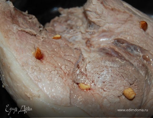 Свинину нашпиговываем орехами, обмазываем соусом, обкладываем вокруг картофелем и яблоками и отправляем в духовку. Окорок в процессе приготовления надо будет перевернуть, чтоб все равномерно подпеклось, в самом конце положим к мясу наши апельсины, они придадут сочность блюду и не пересушатся.