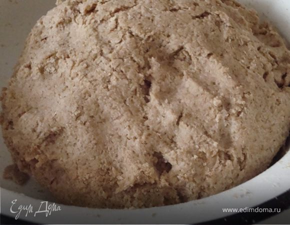 Муку соединить с разрыхлителем и перетереть со сливочным маслом. Муки может понадобиться и чуть меньше, в зависимости от густоты сметаны. Поэтому лучше немного оставить и при необходимости добавить .
Всыпать в муку с маслом 3/4 стакана сахара.
В сухую массу добавить сметану и яйцо.
Замесить мягкое тесто, оно будет слегка липкое.