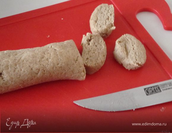 Из полученного теста сформировать "колбаску" , затем разрезать ее на кружочки толщиной 7-10 мм.