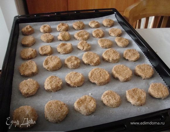 Обмакнуть каждый кружок печенья в сахар с корицей и выложить на противень , застеленный бумагой для выпечки.