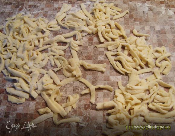 маргарин растереть в небольшо количестве муки, добавить сметану, 1 яйцо и соду гашеную уксусом. Замесить тесто (должно быть не очень тугим). Поделить его на 8-10 частей (все зависит от количества теста) и из каждой части раскатать пласт толщиной не более 0,5 см. Пласт порезат ьвдоль на полоски, посыпать их мукой (что бы не слипались) и положить одна на одну (не кладите много будут плохо резаться), порежьте полоски вдоль на полосочки шириной не более 0,5см