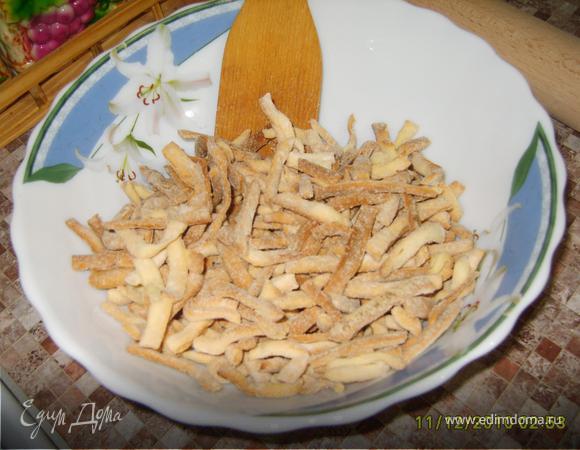 Раскалить духовку до 200 градусов, выложить небольшое количество палочек на лист (противень не нужно смазывать ничем)поставить в духовку, выпекать до золотистого цвета