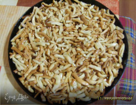 Взять 1 ст меда, 1-1,5 ст сахара и 2-3 ст ложки воды, поставить на огонь и мешать пока не закипит (если положить сахара меньше, то палочки не застынут).
Палочки выложить в глубокую миску и полить горячим медом, так, чтобы все было в меде, можно смело перемешать все руками.
Затем взять большую сковороду (или другую глубокую форму), смазать все растительным маслом или сливочным и выложить туда соломку в меде. Хорошо утрамбовать руками, если очень прилипает, то смазать руки маслом. Оставить на пару тройку часов в покое для застывания. Приятного похрустывания к чаю)))