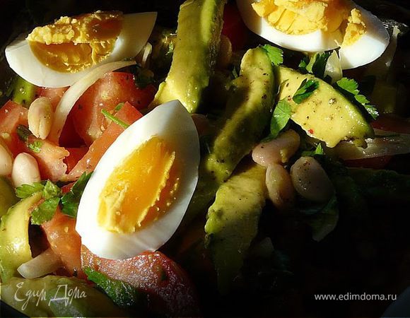 Порезать помидор на кубики или половинки, если это черри. В салатнице смешать помидор, петрушку, фасоль, лук, порезаный полосками, авокадо и заправить. Перемешать и выложить яйцо сверху. 