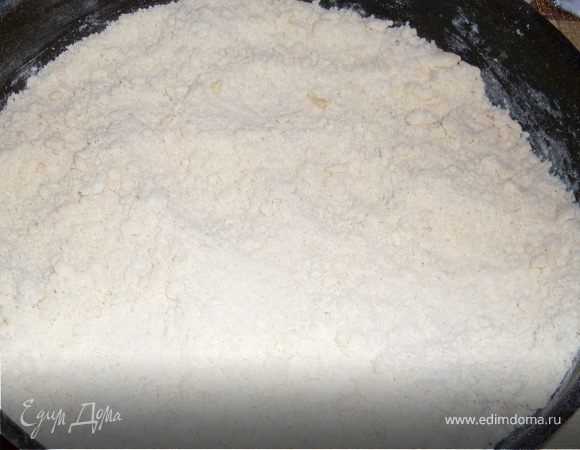 Масло из холодильника натираем на терке,растираем ложкой с сахаром.Добавляем муку с содой-растираем ложкой-получаем крошку.