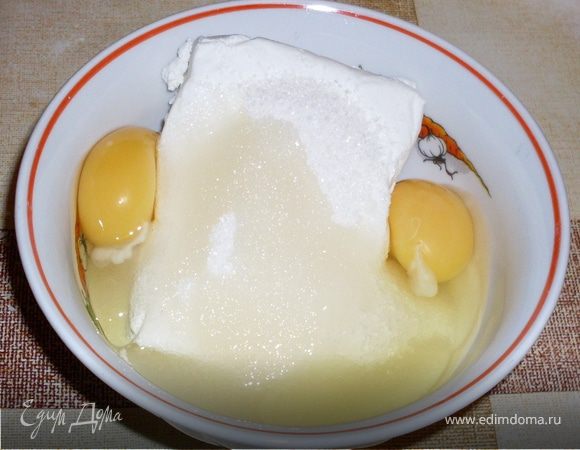 Творог размешиваем ложкой с сахаром(по вкусу) и яйцами.Если есть время, то можно миксером сначала взбить яйца до пышности, потом добавить сахар- взбить, потом уже на медленной скорости добавить постепенно творог.