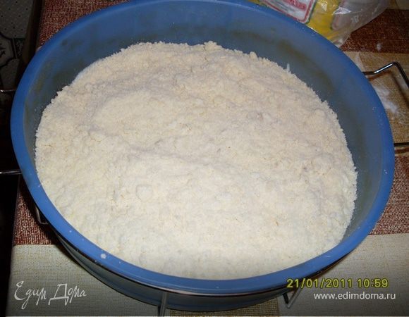 В силиконовую форму засыпаем половину крошки,сверху разравниваем творог,сверху опять крошку.