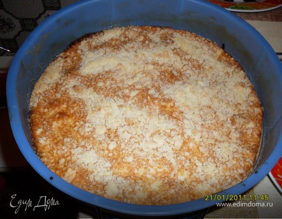 Ставим в разогретую духовку, печем при 200 град. 20-25мин до зарумянивания. Выключаем духовку, ватрушку оставляем в духовке еще 10-15мин.для остывания.

