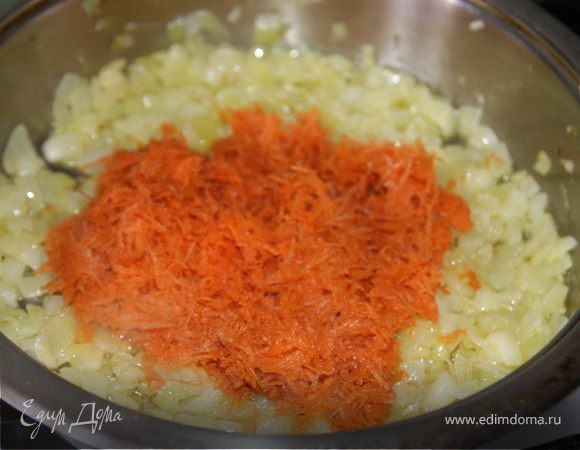 Лук и чеснок обжарить в оливковом масле.