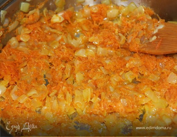 Добавить морковь, обжарить)