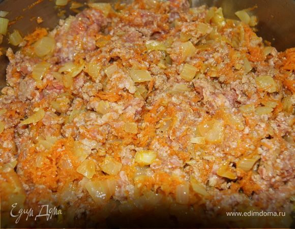 добавить фарш, посолить, поперчить и тушить до готовности