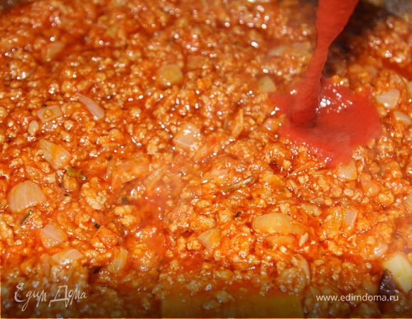 Добавить томатную пасту потушить еще 5 минут.