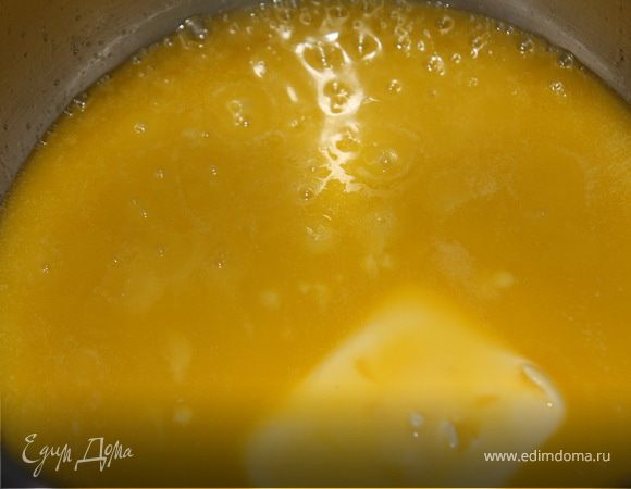 Готовим соус "Бешамель". 
Масло растопить. 
Когда масло полностью растопится, добавить муку, хорошо перемешать. Слегка обжарить.