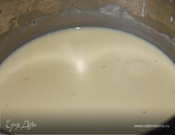 тонкой струйкой влить молоко, хорошо перемешать и довести до кипения. Нагревать до тех пор, пока соус не станет по консистенции напоминать жидкую сметану. Главное, следите, чтобы не образовались комочки. Соус немного посолить, по вкусу можно добавить мускатный орех или чеснок.