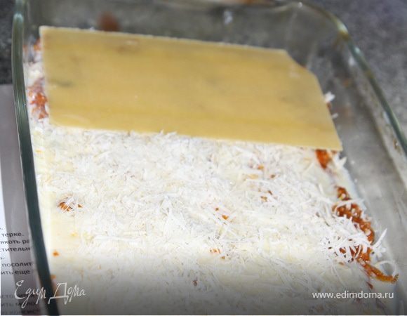 Снова выложить листы,насколько я помню это был третий слой))

Смазать оставшимся соусом "Бешамель"и в духовку)