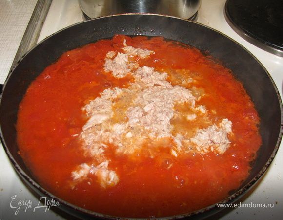 В сковородку налить немного растительного масла, помидоры порезать на мелкие кубики и все это тушить 5-7 мин. Добавляем тунца, предварительно размяв его вилкой и отправляем в томаты. 