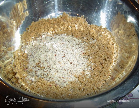 Ржаной хлеб измельчаем блендером в крошку,так же поступаем с орехами.Соединяем их, перемешиваем,