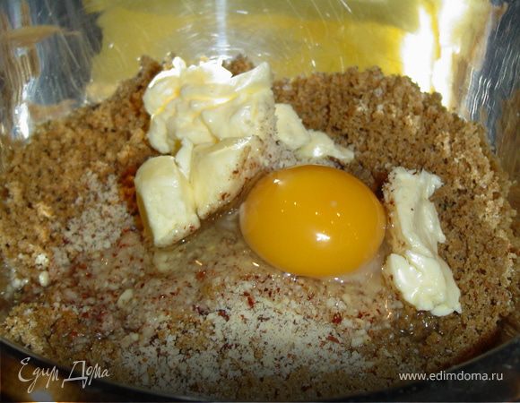 и добавляем к ним размягченное масло и яйцо.