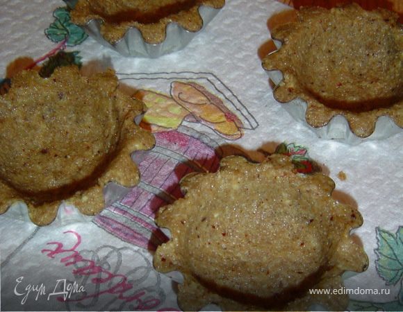 Полученную массу распределяем по формам, формируя корзиночки, и выпекаем в духовке при температуре 190 гр. 15 минут.