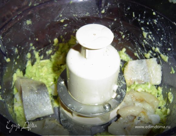 Пока корзиночки запекаются, готовим крем. Для этого измельчаем с помощью блендера очищенный авокадо, сельдь.