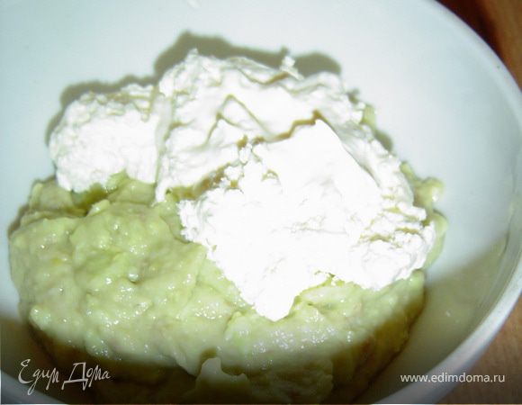 К полученной массе добавляем сливочный сыр и аккуратно перемешиваем.