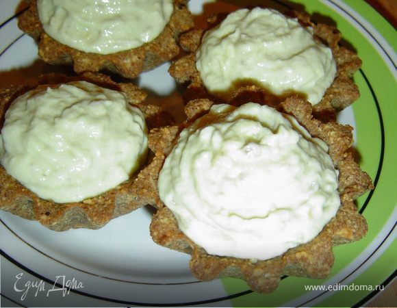 Готовые корзиночки заполняем кремом и красной икрой.