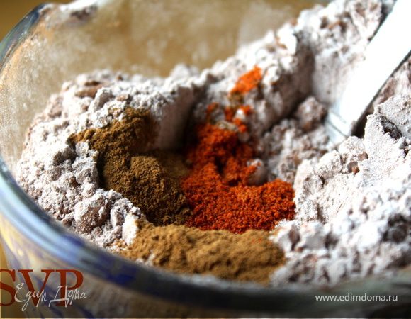 Разогреть духовку до 190 градусов. В большой миске смешайте муку, какао, соду и соль. В отдельной миске взбейте вместе масло и сахар до однородной гладкой массы. Добавить яйца и ванильный экстракт и взбивать еще минуты 2-3, пока все хорошенько не смешалось. Постепенно начинаем подмешивать  мучную смесь. 