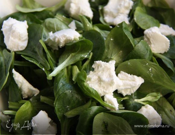 2. Добавляем в листья салата небольшими кусочками сыр.