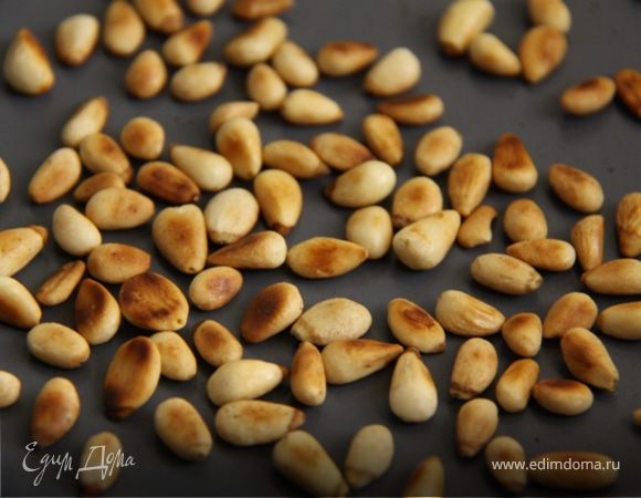 4. Обжариваем кедровые орешки, следим, чтобы не подгорели.