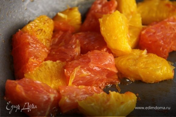 5. Добавляем немного масла в сковородку и быстренько обжариваем апельсин и грейпфрут.