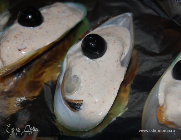 Устилаем дно противня фольгой, чтоб потом не отмывать от сыра, укладываем наши мидии, если все не поместятся (их приблизительно штук 40 в 1 кг), то можно готовить частями или взять 2 противня. Выкладываем ракушки, в каждую кладем по ½ маслины, сверху заливаем чайной ложечкой сметаны с аджикой, кладем листики чабреца, посыпаем сначала мелко натёртым сыром, сверху укладываем крупно натёртый пармезан и отправляем в разогретую до 200-220 градусов духовку до зарумянивания сыра минут на 15. ВСЕ! Торжественно подаем на общем блюде или порционно под хорошее настроение и белое вино! Приятного аппетита!